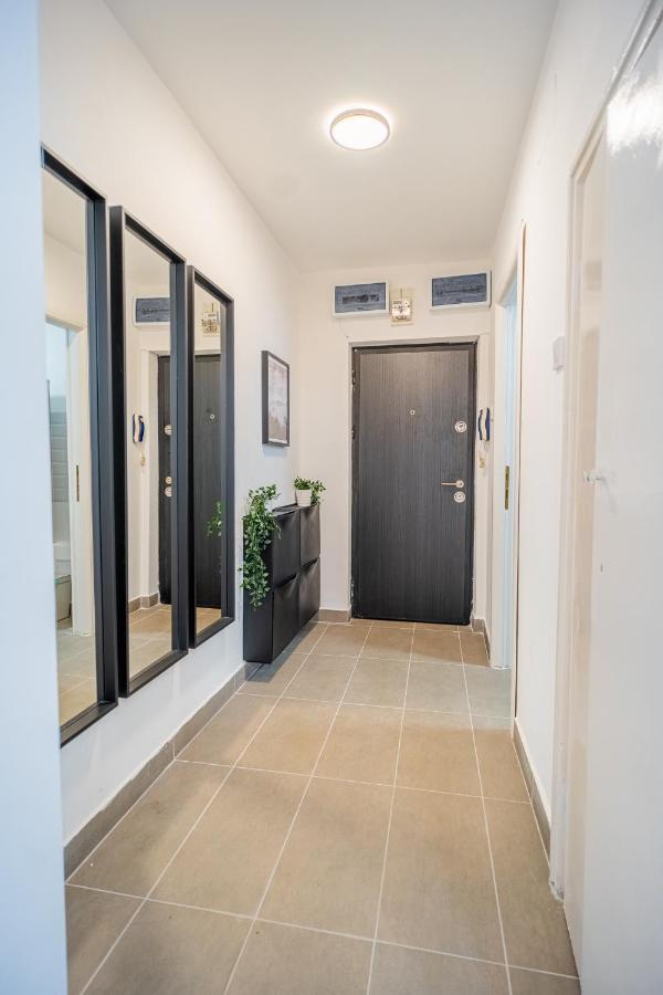 Apartment Spacious Newly Renovated 2br With Balcony Bucharest