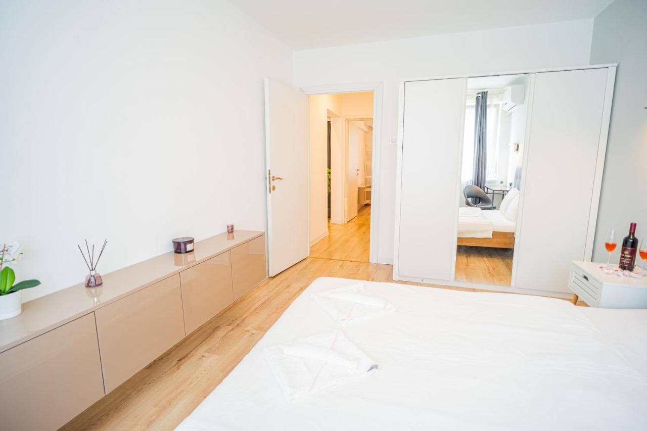 Spacious Newly Renovated 2br With Balcony Apartment *
