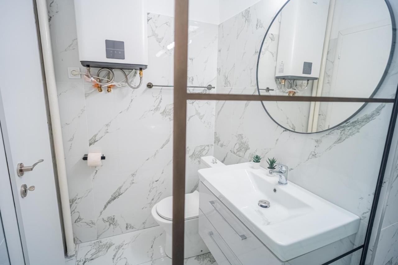 Spacious Newly Renovated 2br With Balcony Apartment *