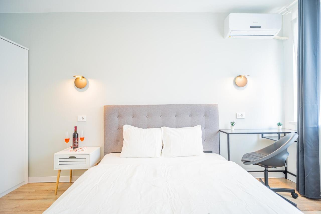 Spacious Newly Renovated 2br With Balcony Bucharest