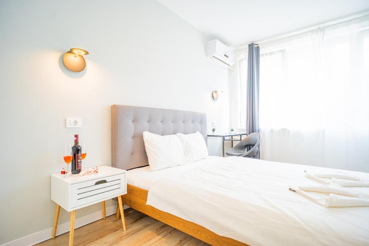 Spacious Newly Renovated 2br With Balcony *