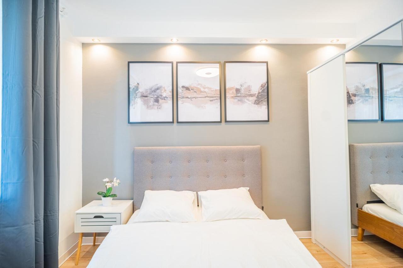Apartment Spacious Newly Renovated 2br With Balcony *