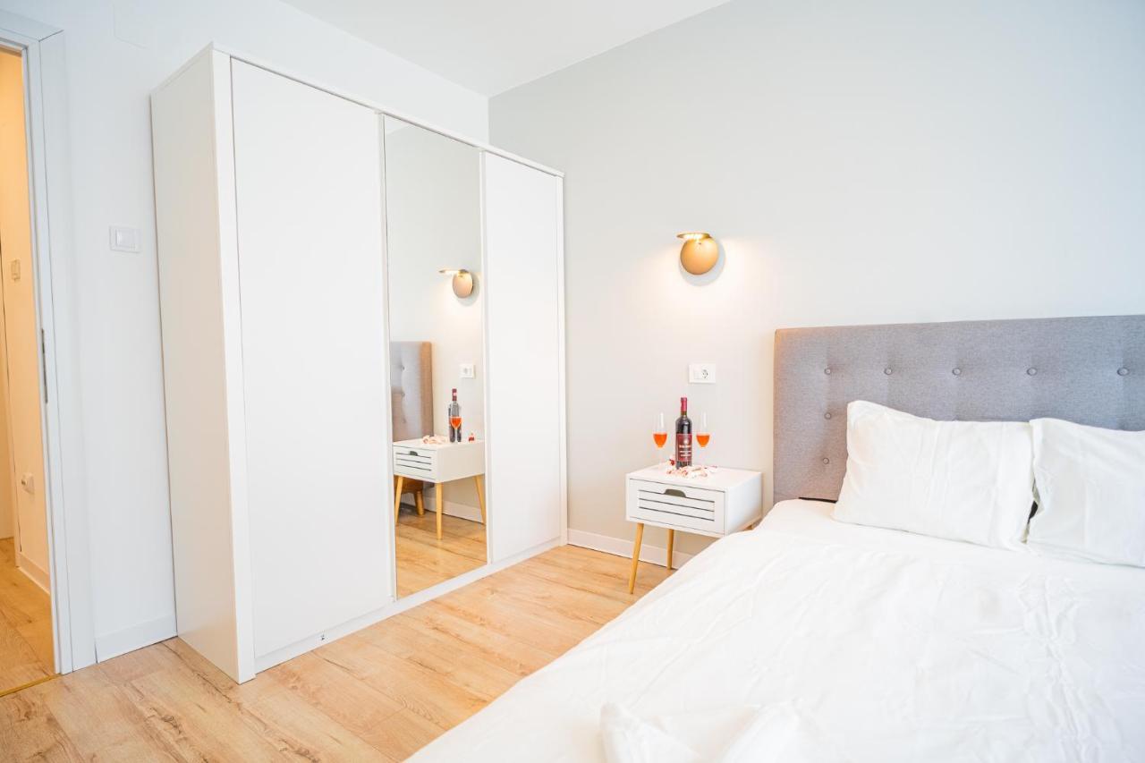 Spacious Newly Renovated 2br With Balcony Apartment *