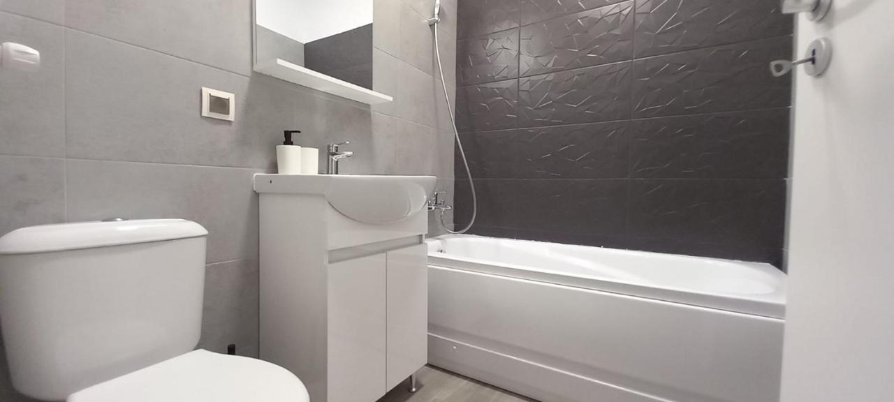 Apartment Modern 1br With Wifi, Parking And Self Check In Bucharest