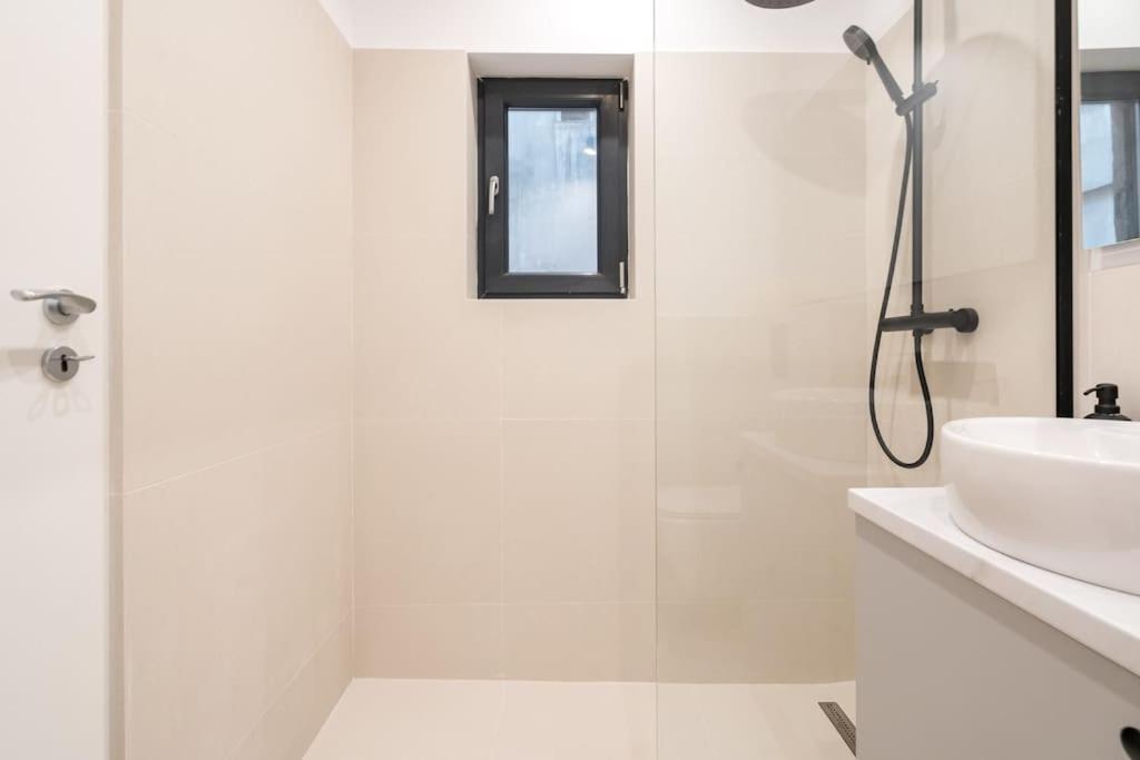 Sunny 2br Flat - Location - 3 Balconies