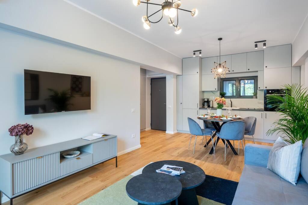 Sunny 2br Flat - Location - 3 Balconies Apartment