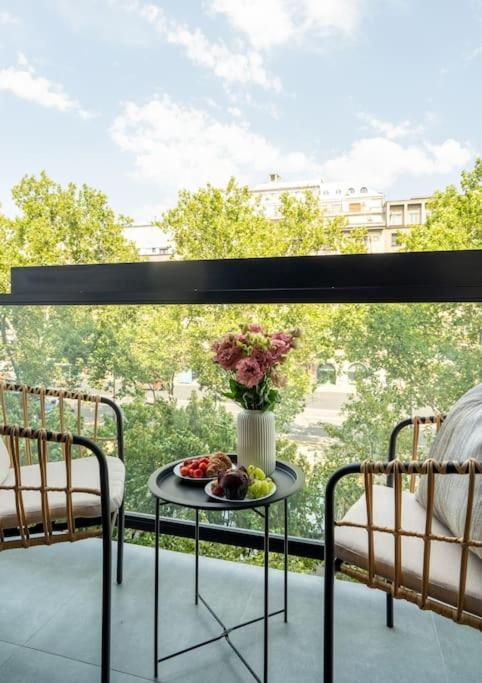 Sunny 2br Flat - Location - 3 Balconies