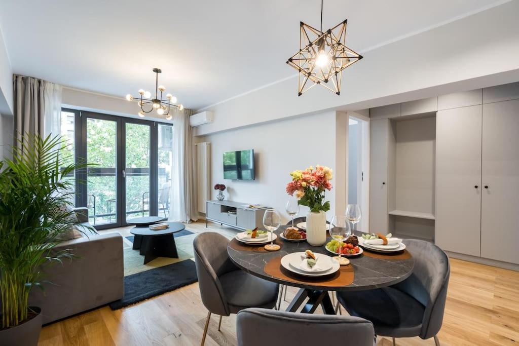 Sunny 2br Flat - Location - 3 Balconies Apartment