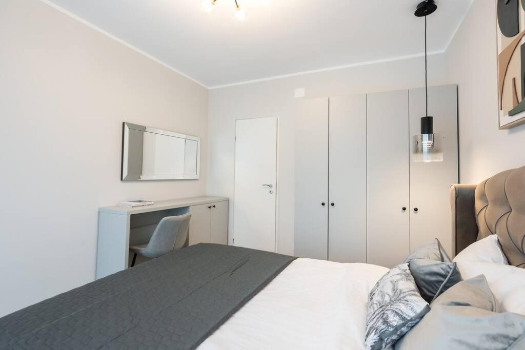 Sunny 2br Flat - Location - 3 Balconies