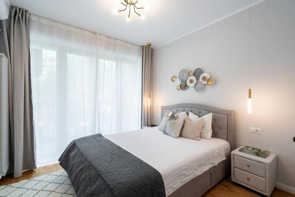 Sunny 2br Flat - Location - 3 Balconies Apartment