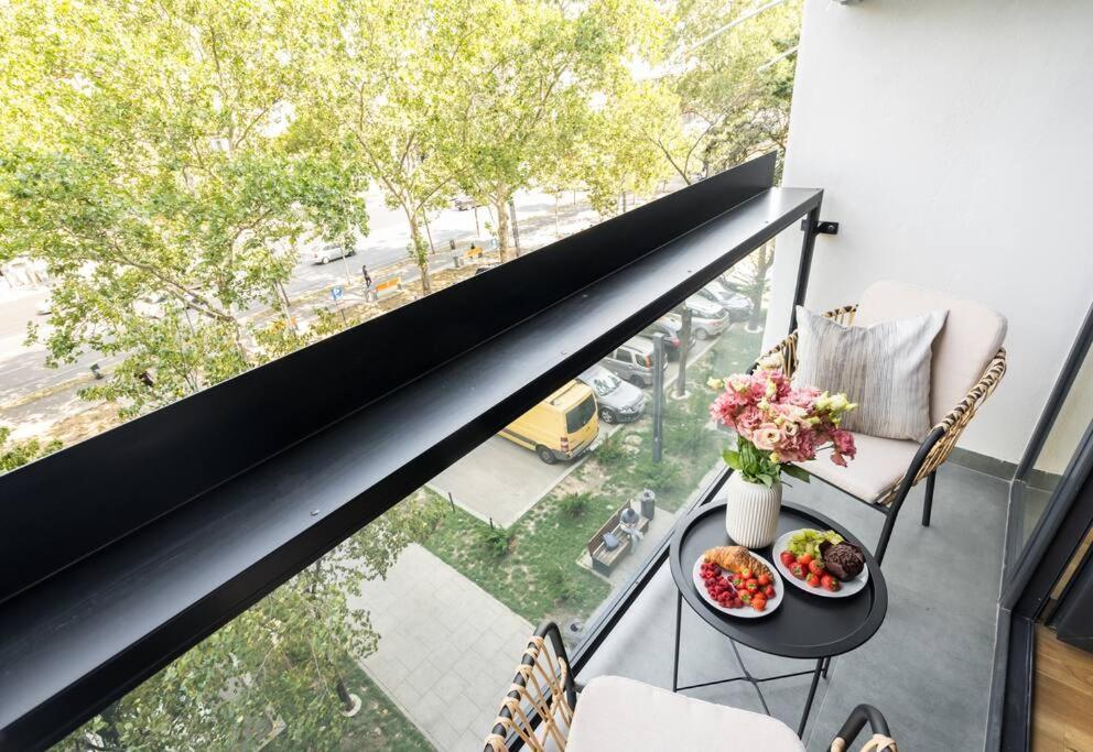 Sunny 2br Flat - Location - 3 Balconies *