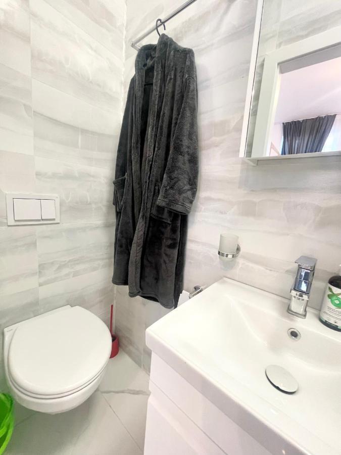 4 * Bucureşti