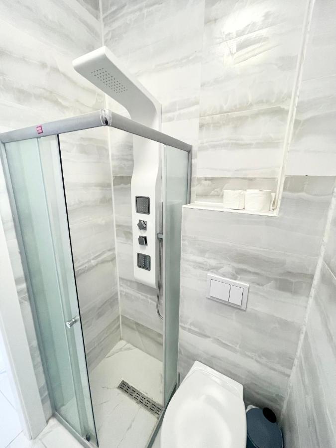 4 * Bucureşti