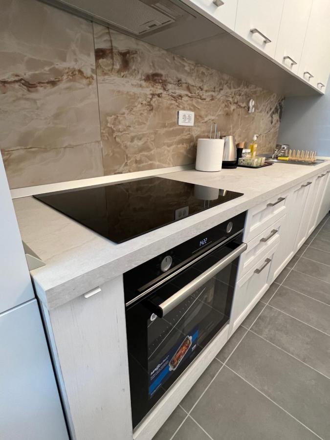 Apartment C-entral With Private Parking