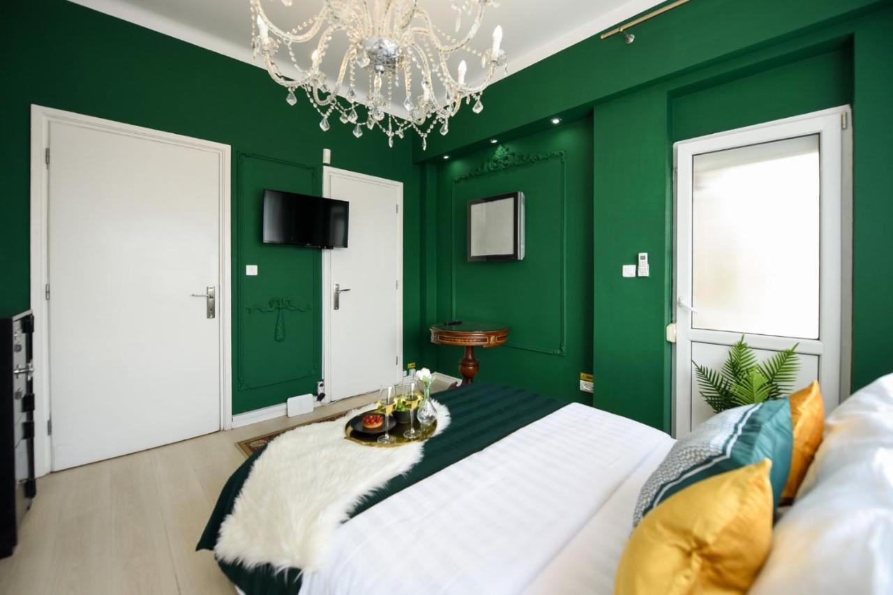 Apartment Baroque Splendor: Breathtaking Views & Design
