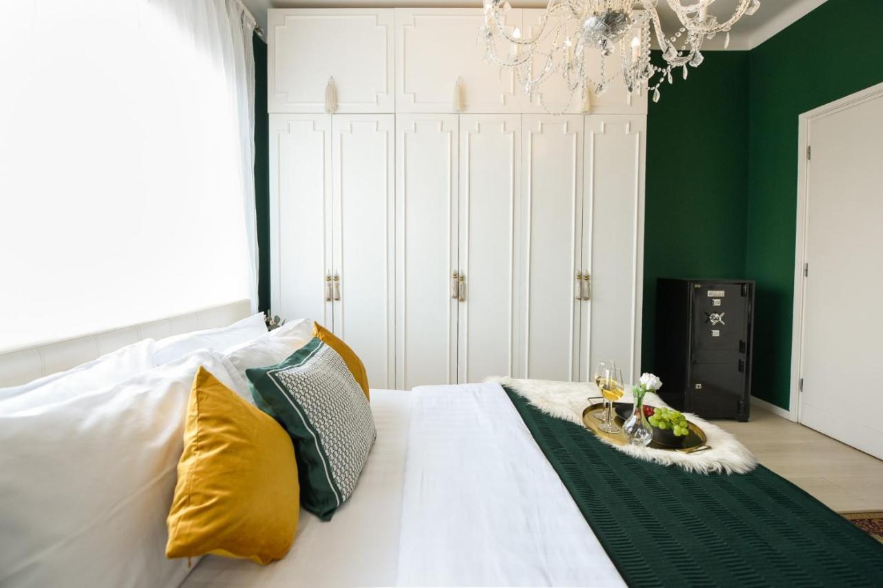 Baroque Splendor: Breathtaking Views & Design Apartment