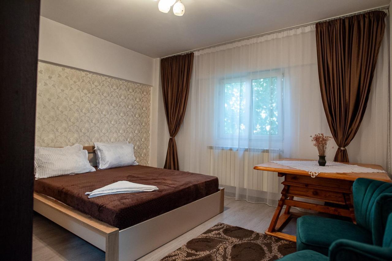 5 Bedrooms Luxury Guest house Bucharest
