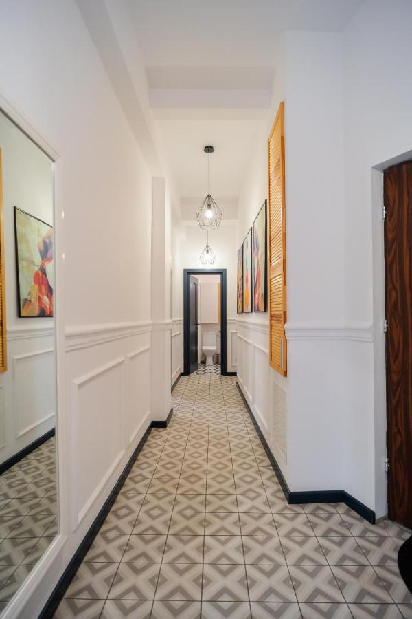 Historic Charm Meets Modern Comfort: Athenaeum 2br Apartment *