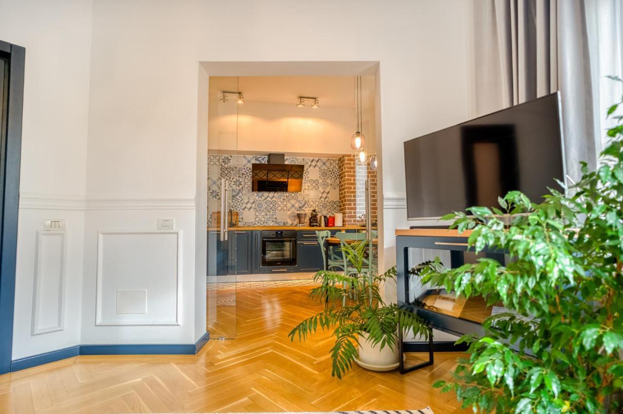 Historic Charm Meets Modern Comfort: Athenaeum 2br Apartment *