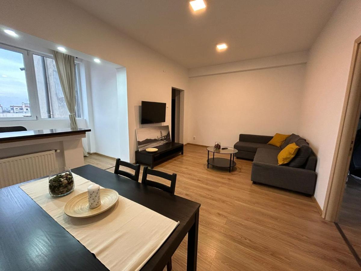 Elegant City Center Apartment *