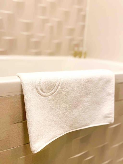 Glamorous 1br W/free Parking