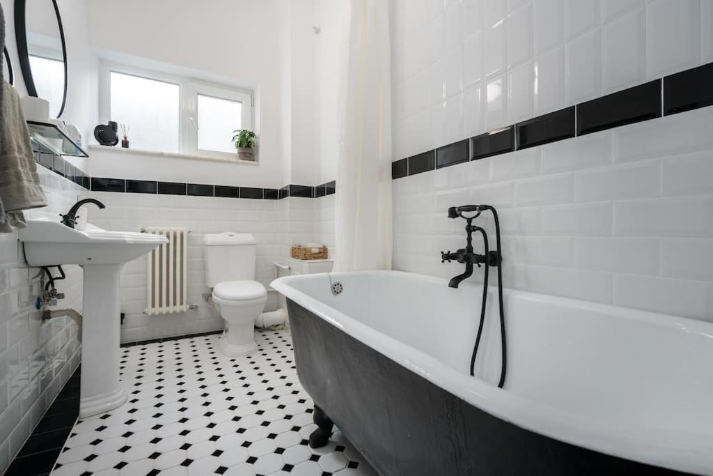Exquisite Art Deco 2br Prime Location Apartment *