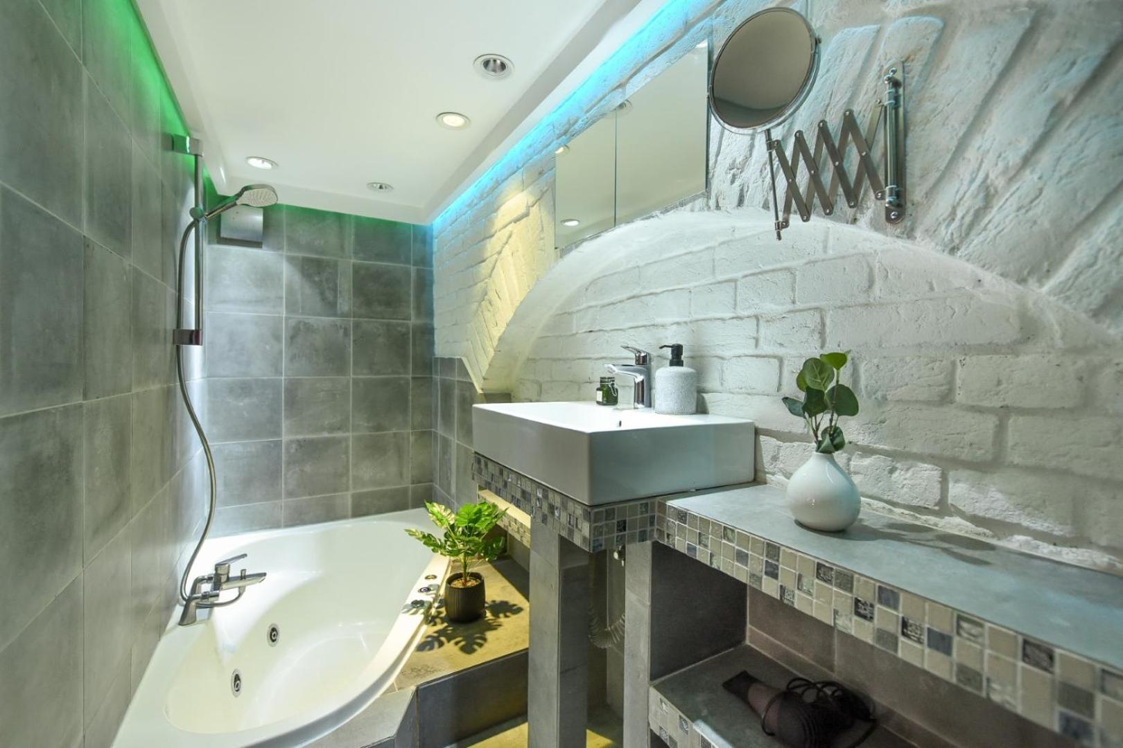 Regina Elisabeta Duplex-style Studios: Cozy Haven In The City Center Apartamento