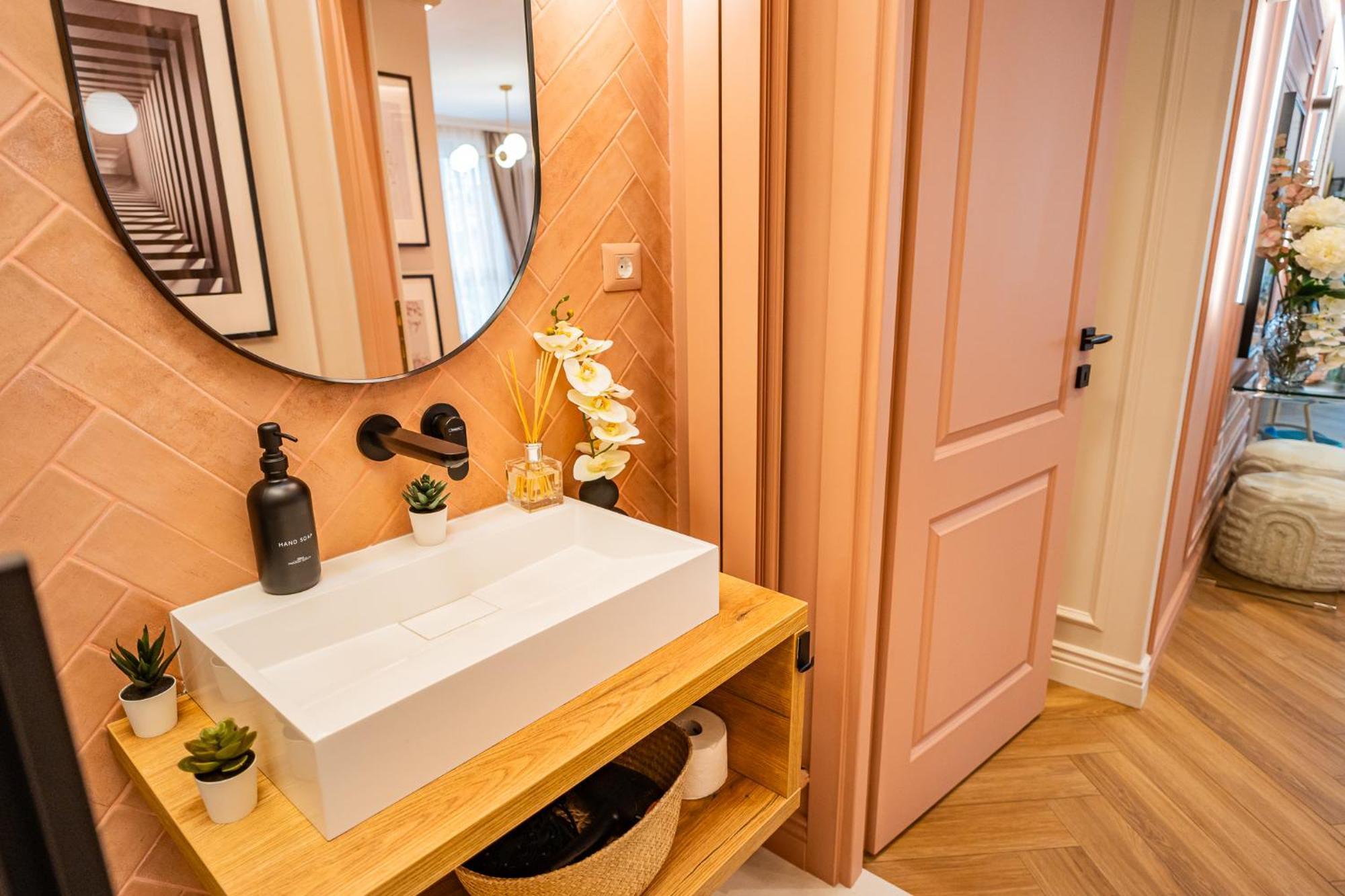 Pink Perfection - One-bedroom Gemstone Oasis Apartament