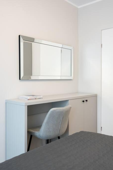 Sunny 2br Flat - Location - 3 Balconies Apartment *