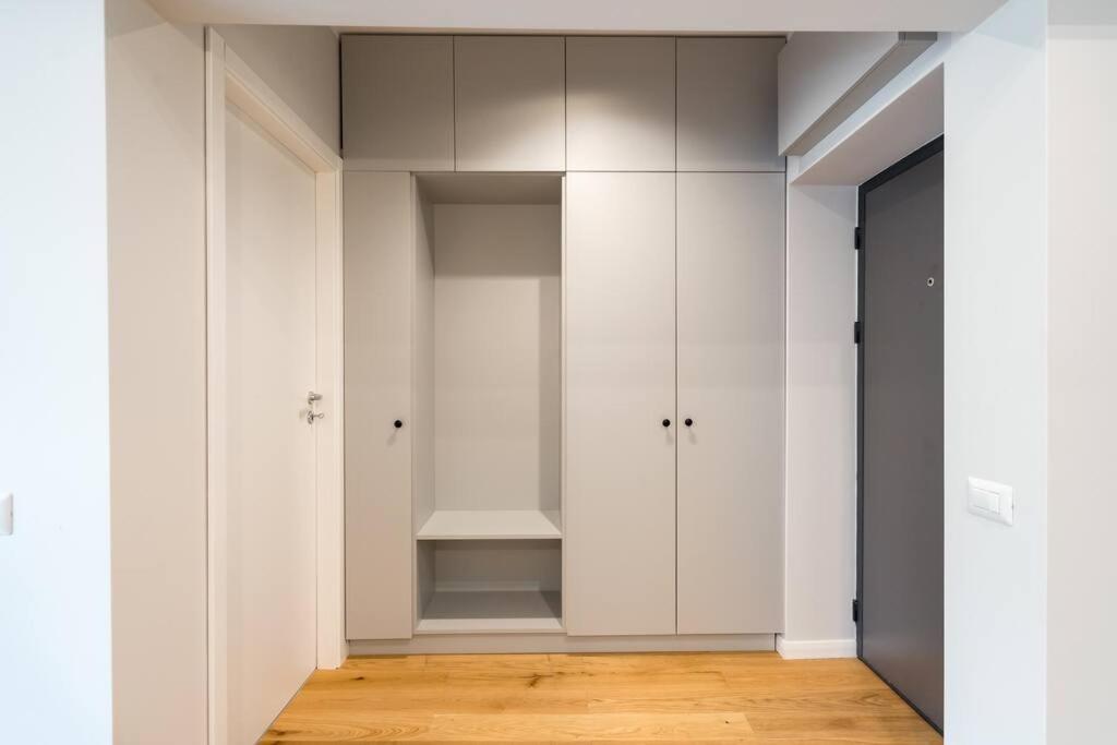 Sunny 2br Flat - Location - 3 Balconies