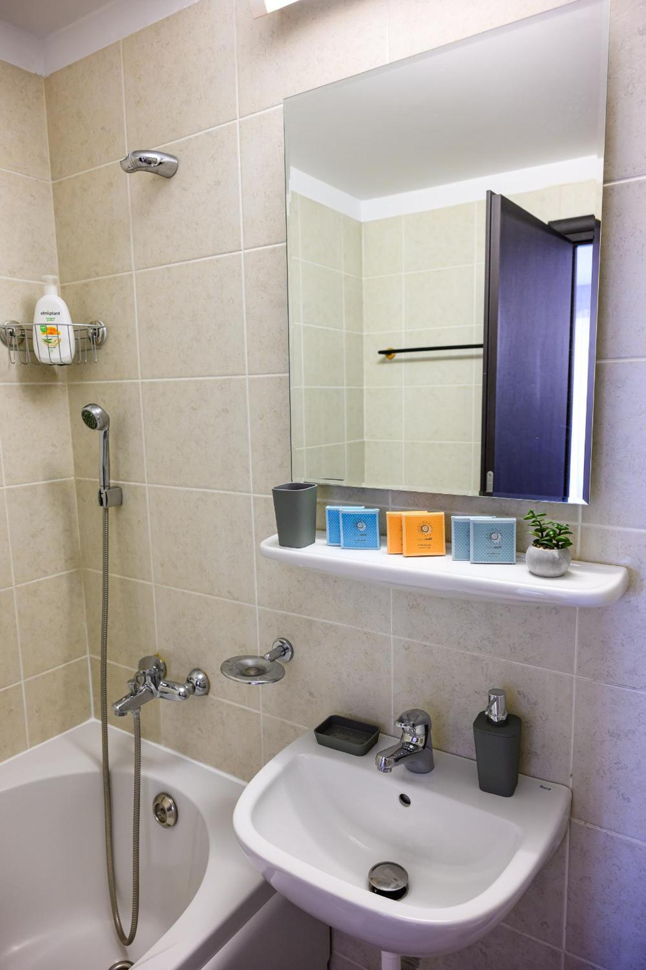 Eme-rose Condo, Free Guarded Parking & Gym *