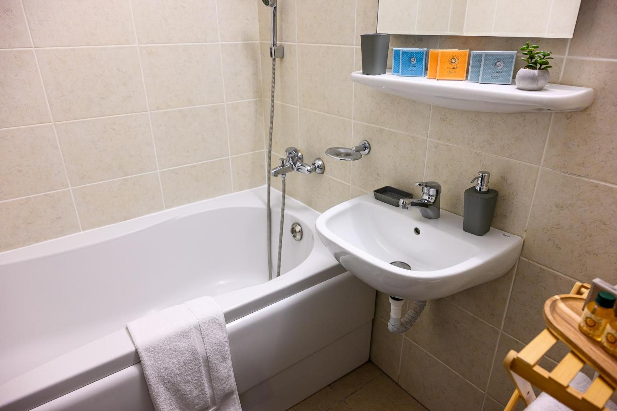 Eme-rose Condo, Free Guarded Parking & Gym