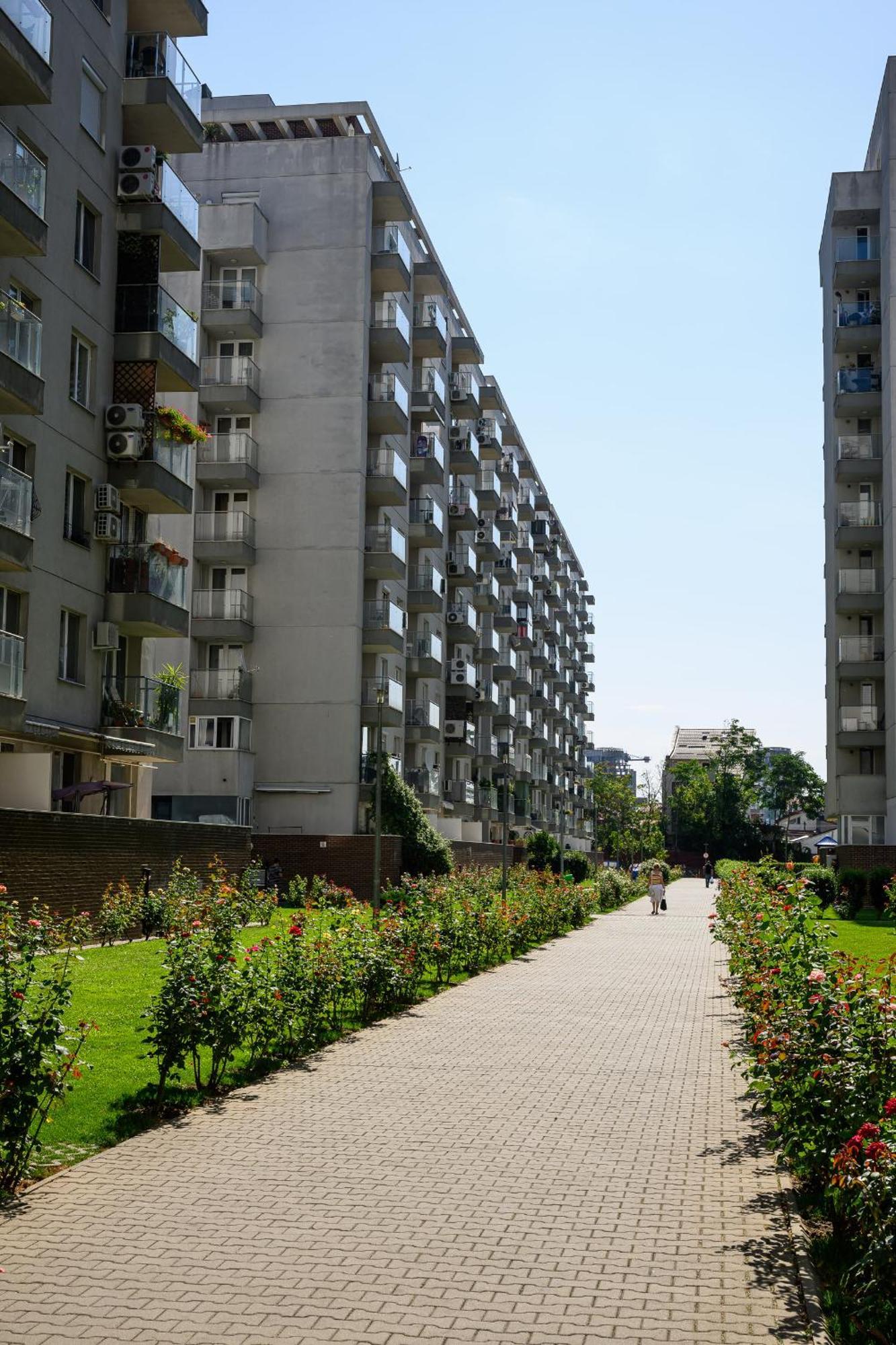Eme-rose Condo, Free Guarded Parking & Gym