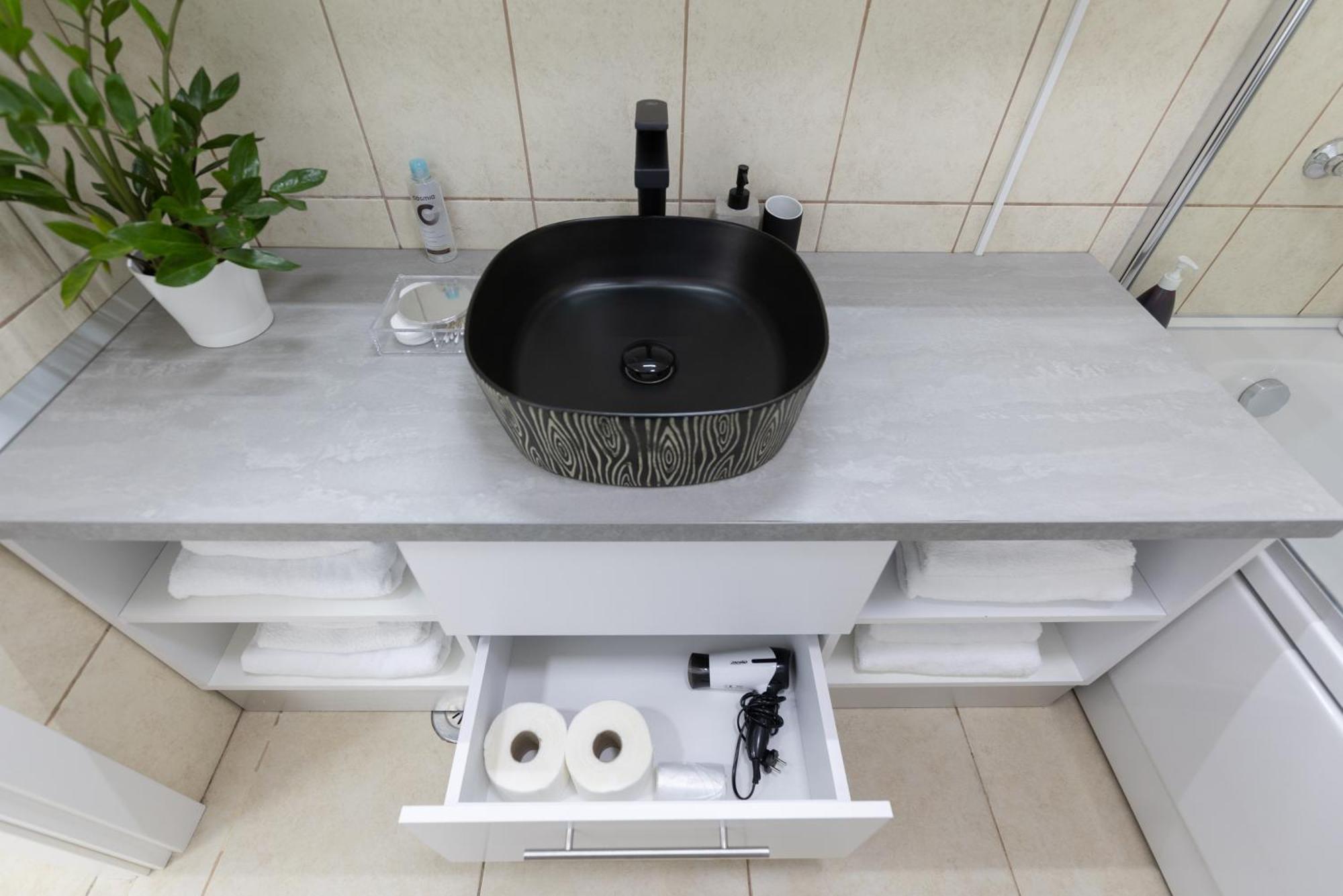 Obor Oasis --secured Parking Nearby --self Check-in-- 1min Metro Station * Bucharest