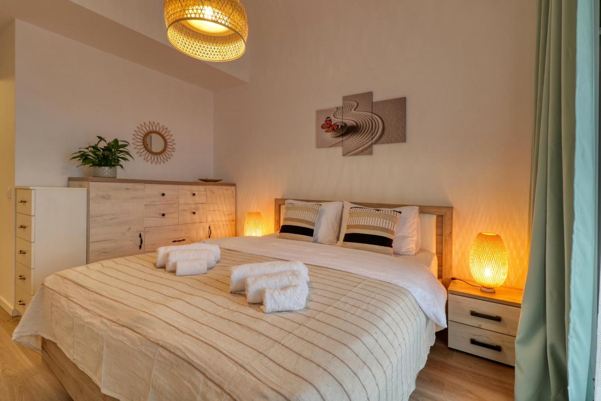 Relaxation Station: Cozy With Smart Features Near Ior Park *