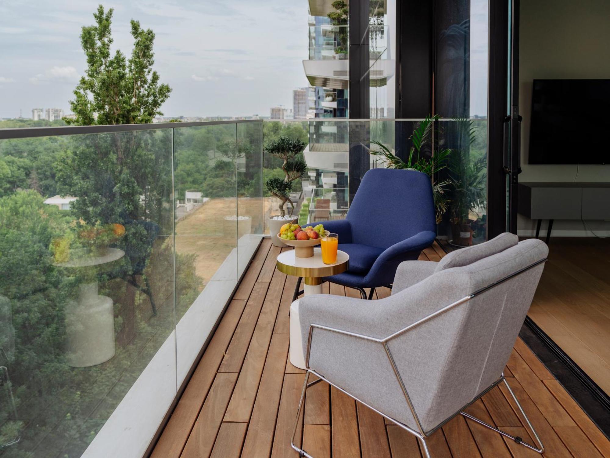 Luxury Living: Spectacular Views & Modern Elegance