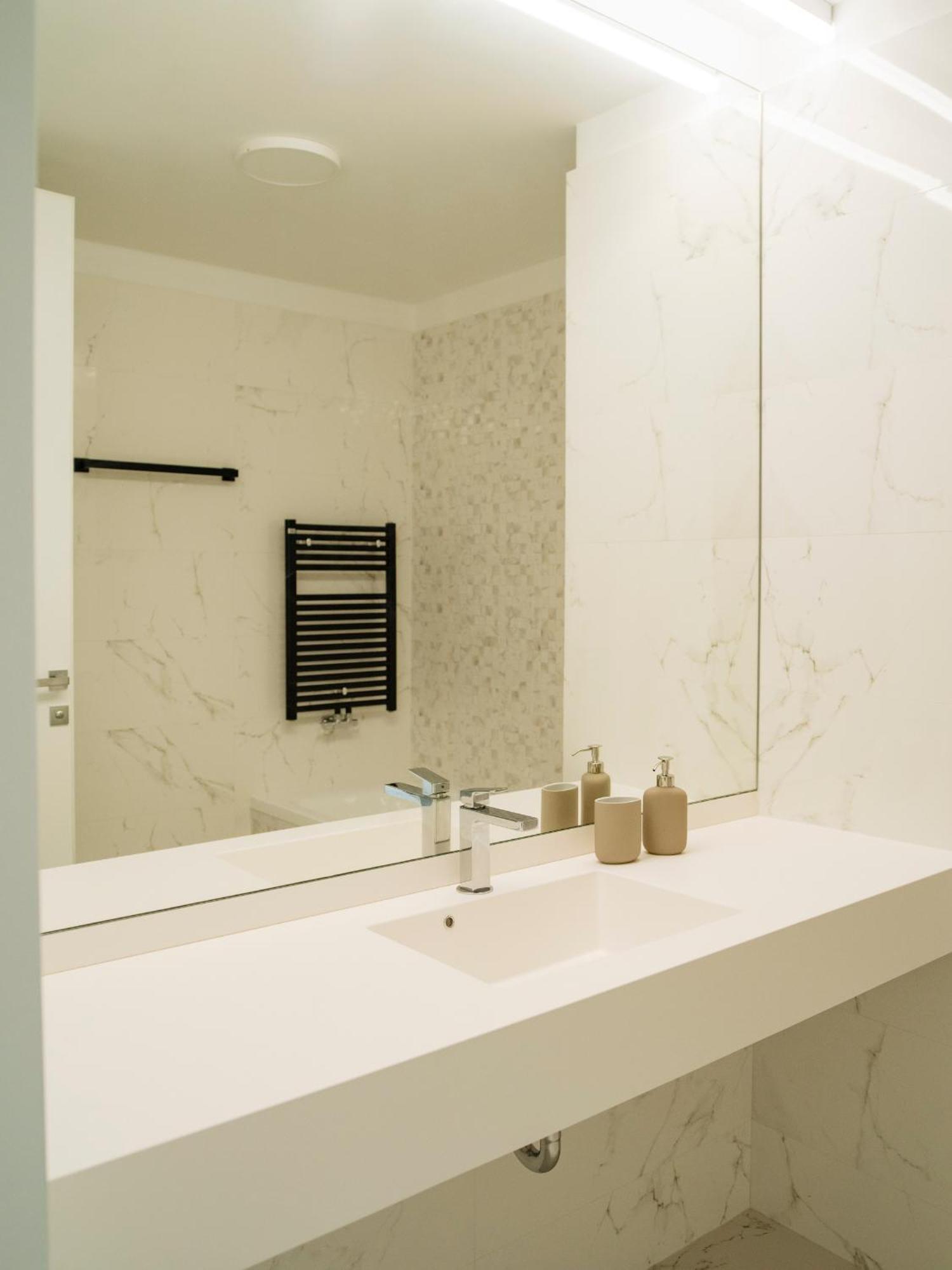 Luxury Living: Spectacular Views & Modern Elegance