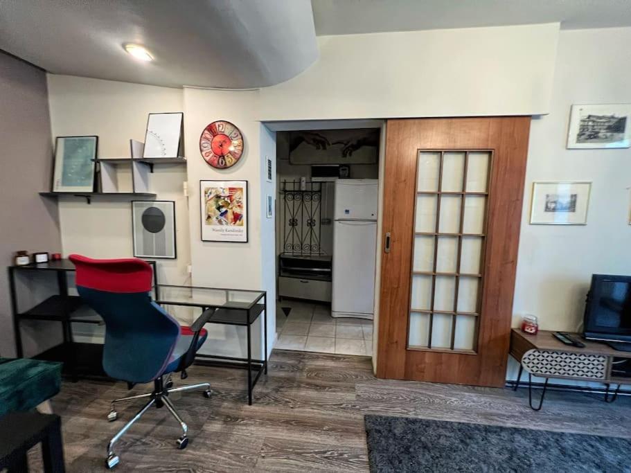 Yellow Story Downtown Apartment *