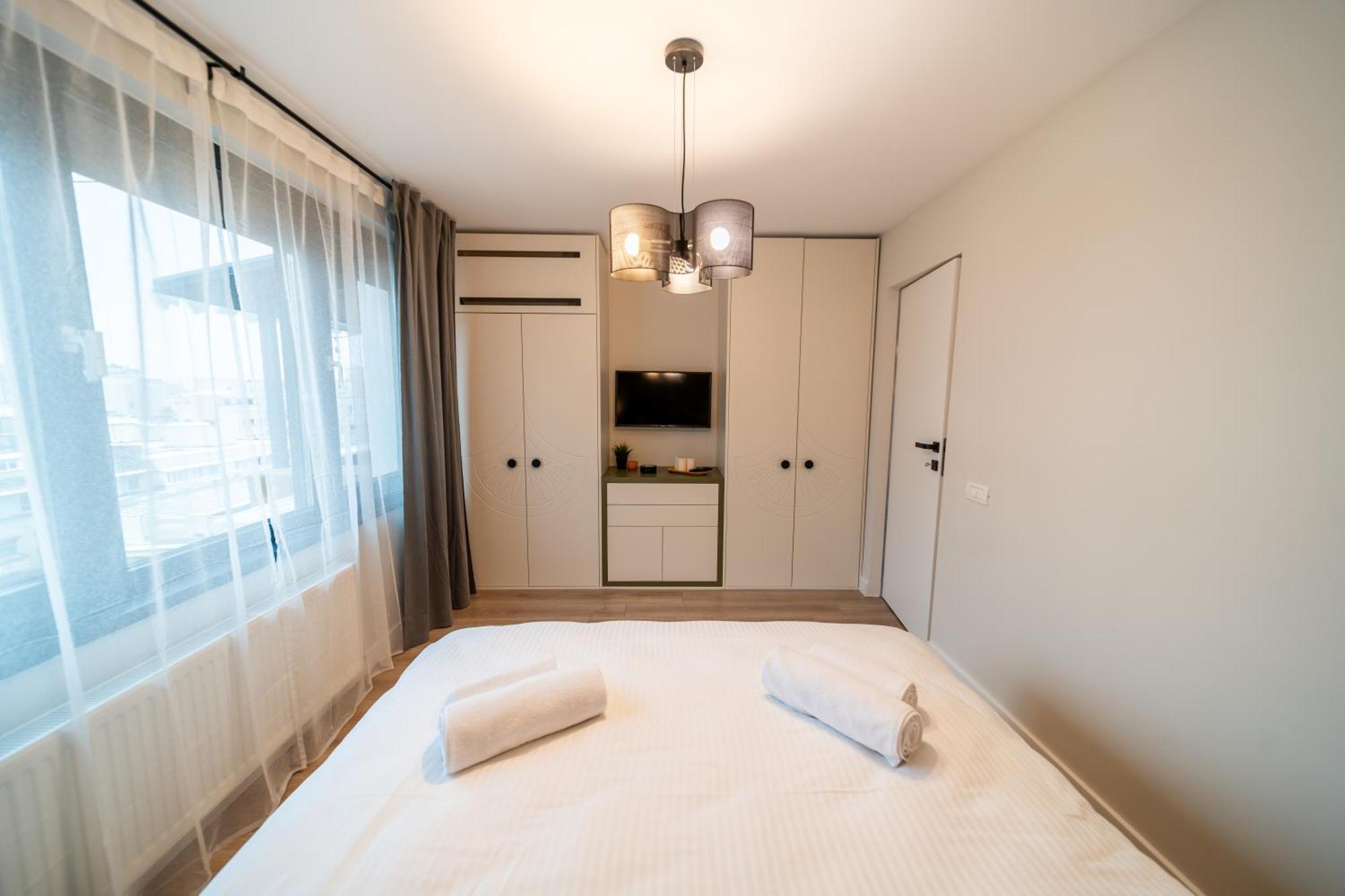 Apartment Bumblebee With Cozy Balcony Near Victoriei Avenue *