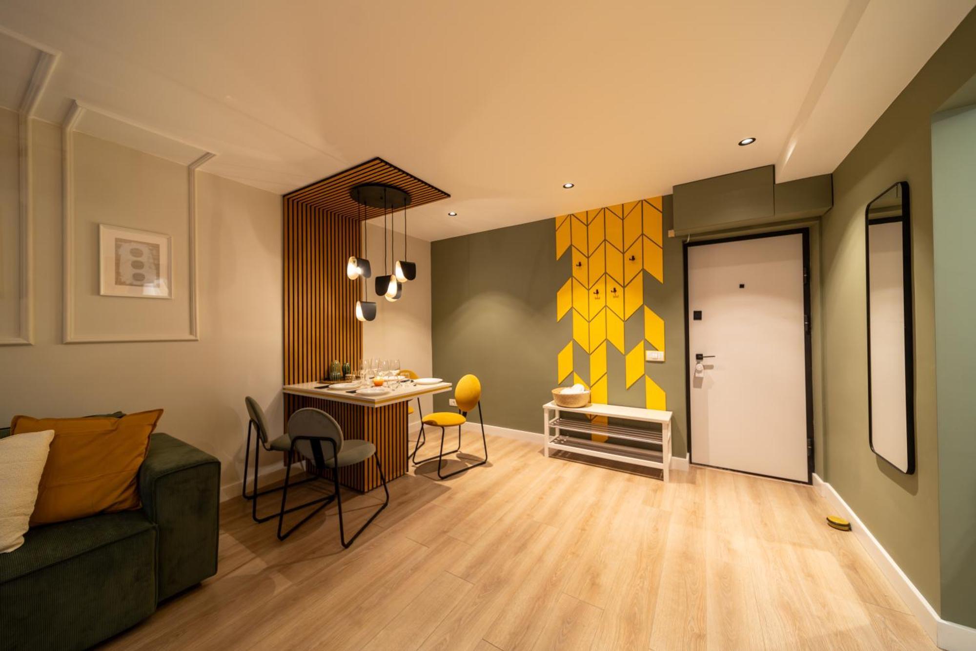Apartment Bumblebee With Cozy Balcony Near Victoriei Avenue *