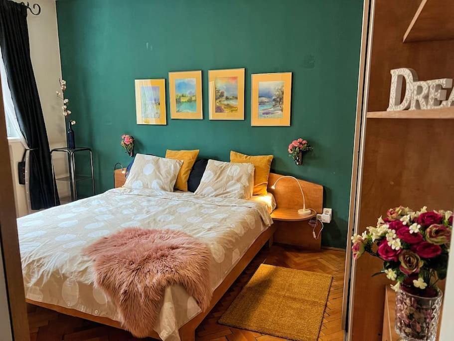 Yellow Story Downtown Apartment Bucharest