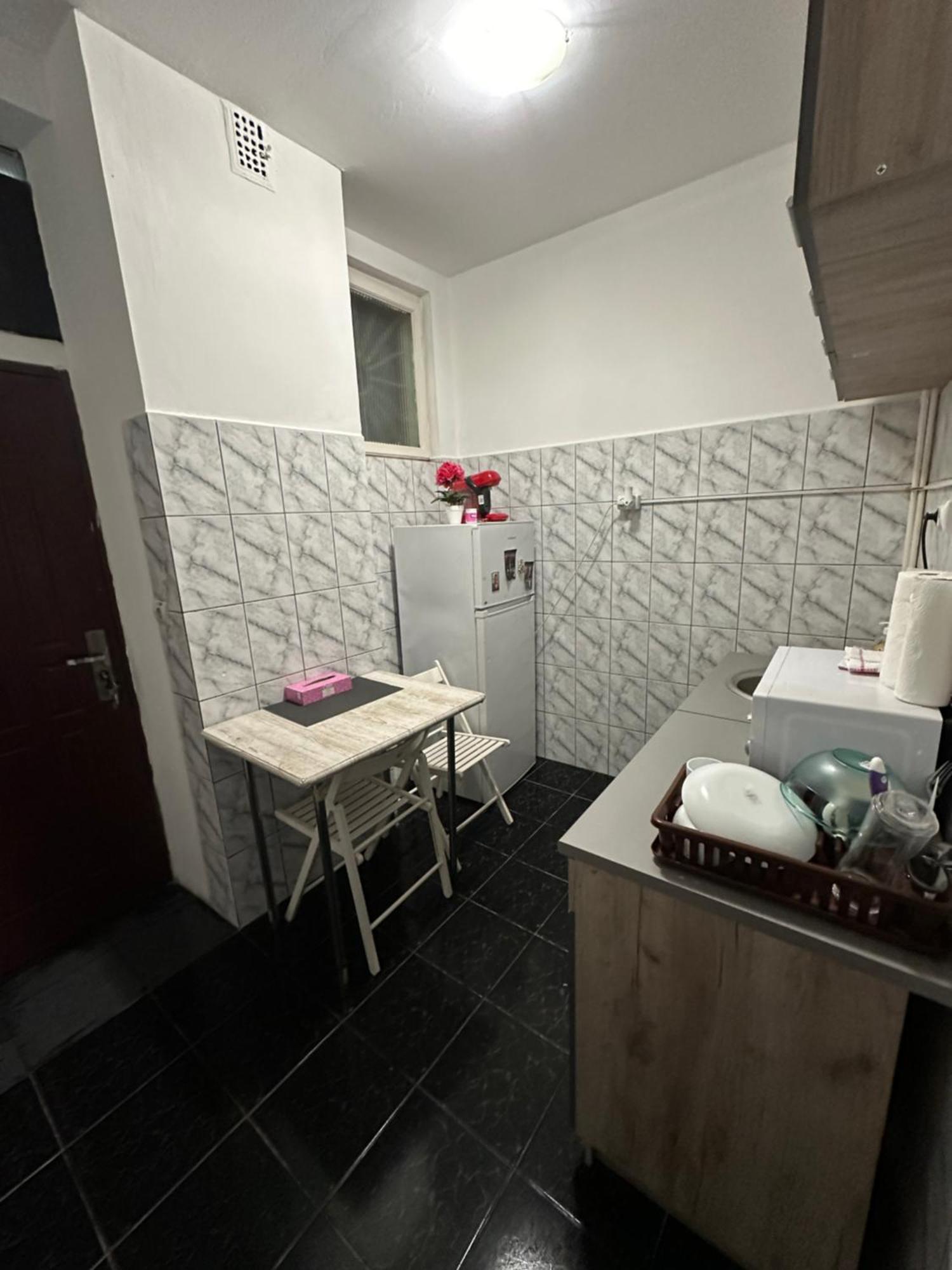 Economic Low Buget Downtown Studio Tiny On Street Piata Amzei *