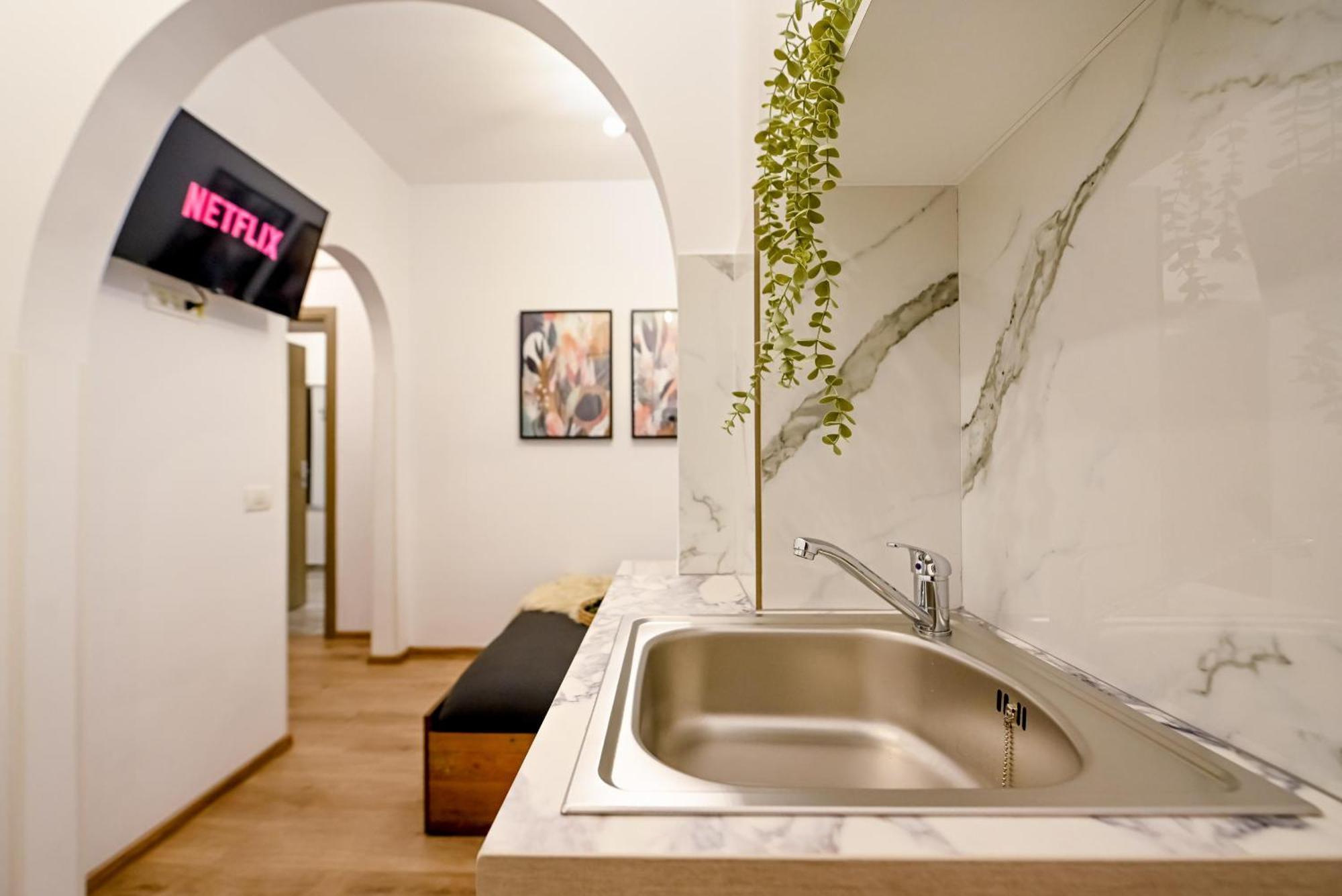 Central Retreat - Modern On Magheru Blvd Apartment *