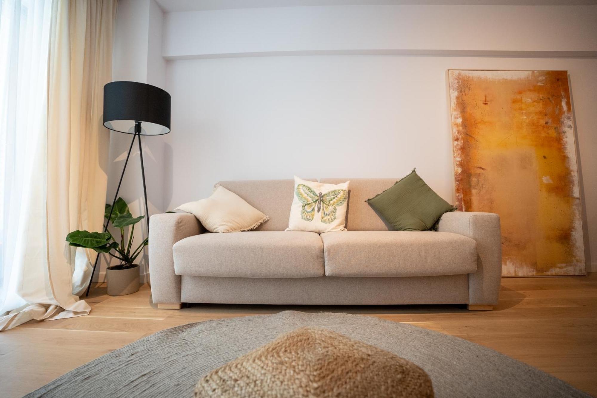 The Level Sanctuary: Free Parking & Netflix * Bucureşti