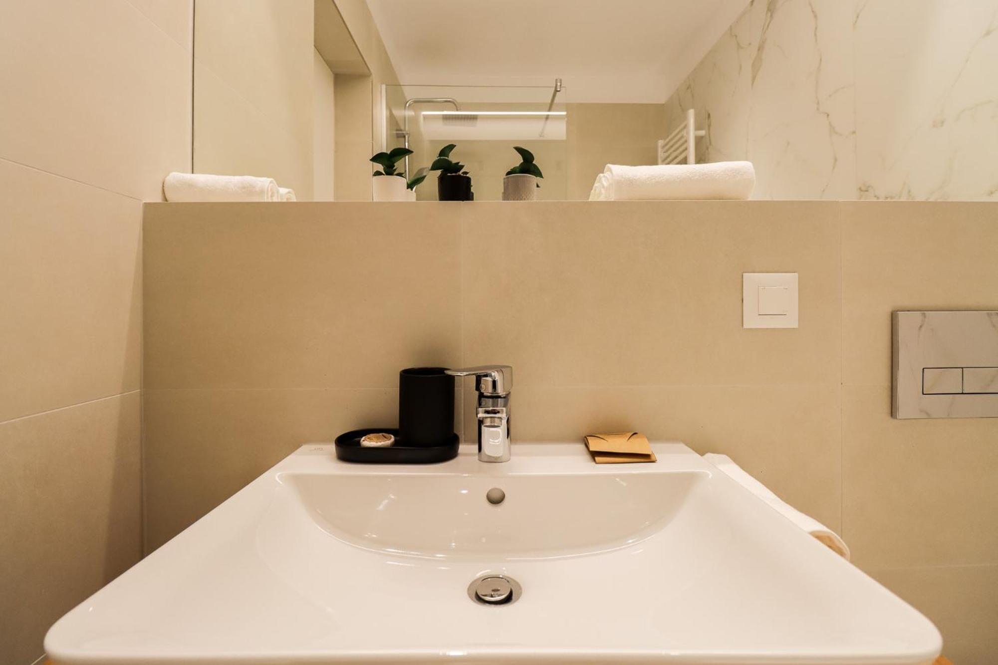 Business Apartment *