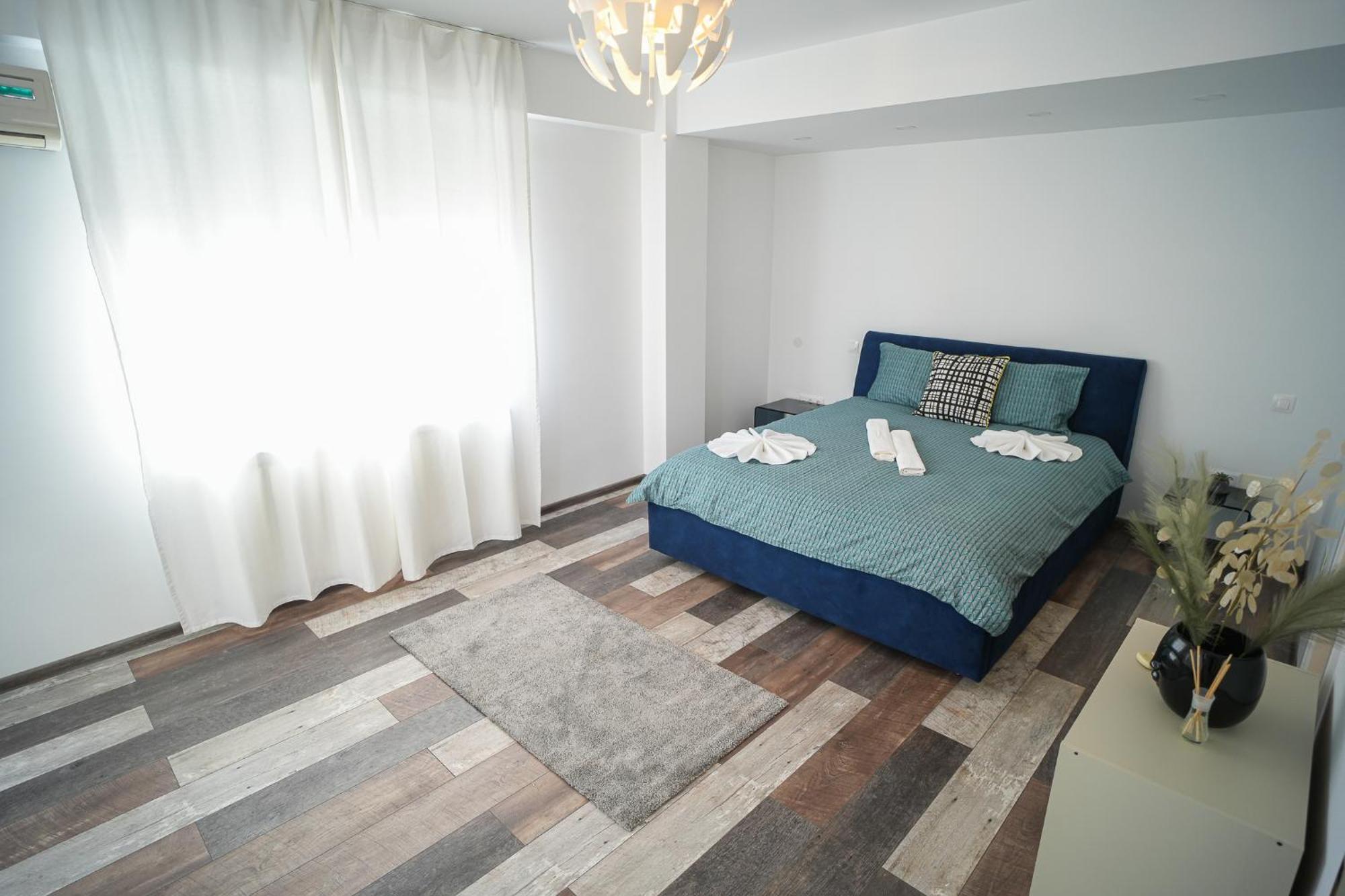 Penthouse With Huge Rooftop Terrace & View Bucharest