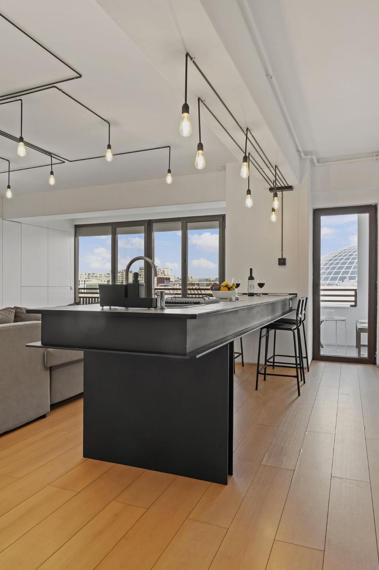 Rh - Opposite Mall, Metro, Balcony - Rh Living Apartment *