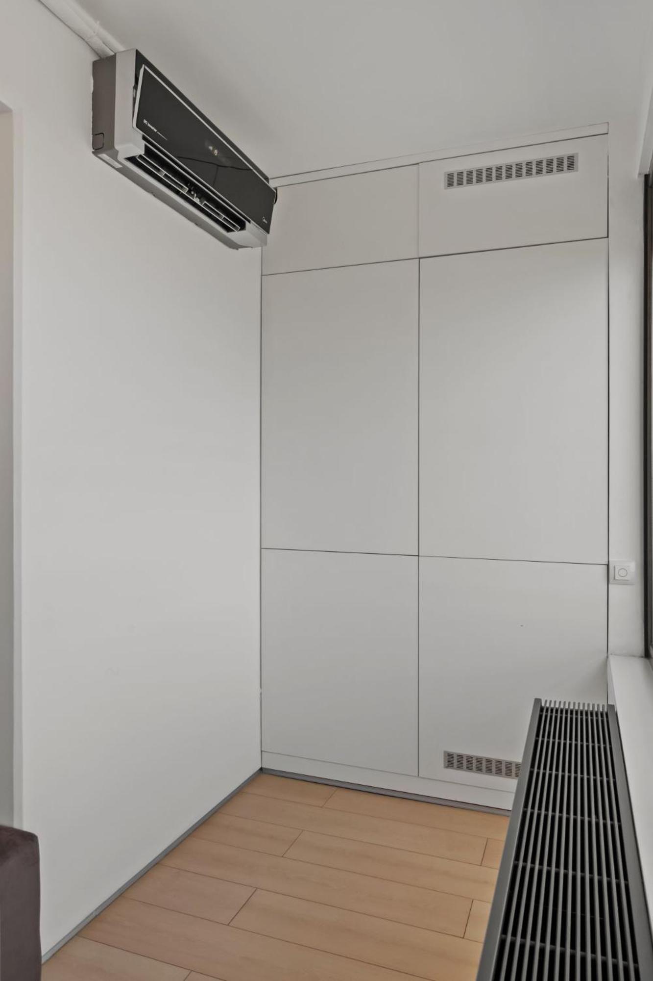 Apartment Rh - Opposite Mall, Metro, Balcony - Rh Living *