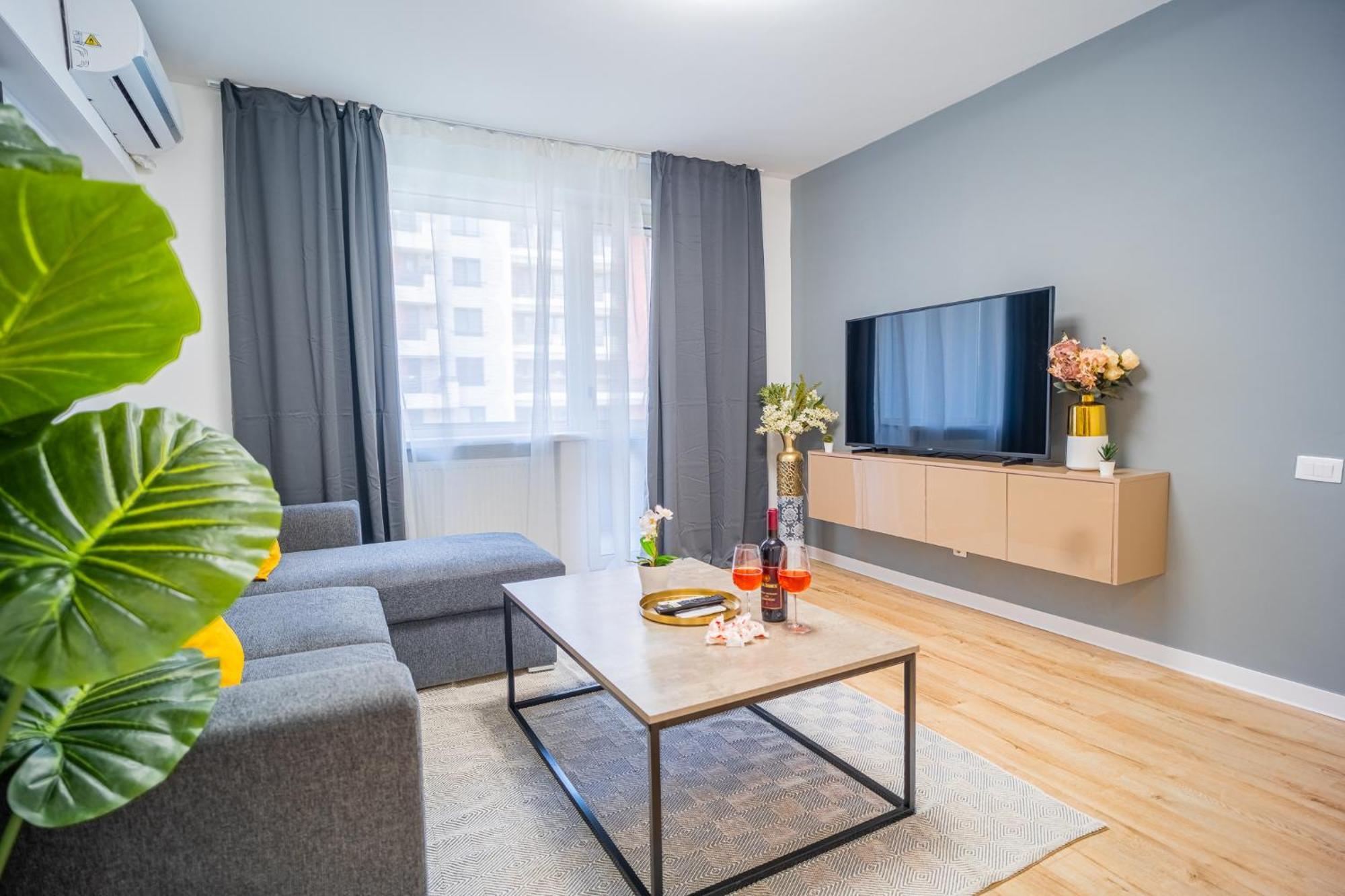 Spacious Newly Renovated 2br With Balcony * Bucharest