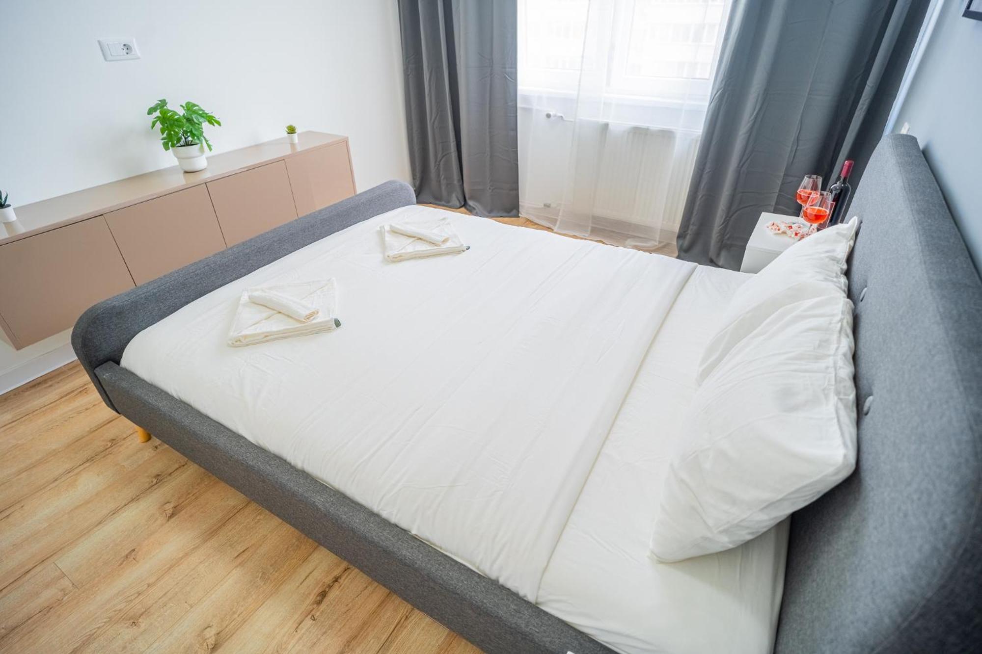 Spacious Newly Renovated 2br With Balcony Apartment